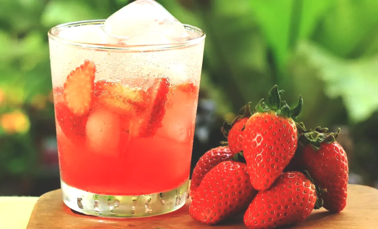 en-kolay-cilekli-limonata-nasil-yapilir-cilekli-limonatanin-puf-noktalari-1654502373-0507.webp