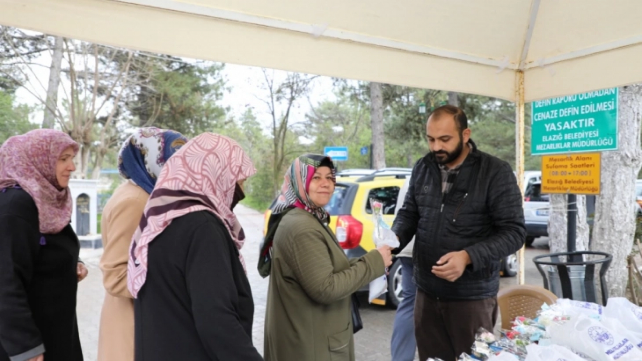 Elazığ Belediyesi Mezarlıklarda Ücretsiz Yasin-i Şerif, karanfil ve lokum dağıttı