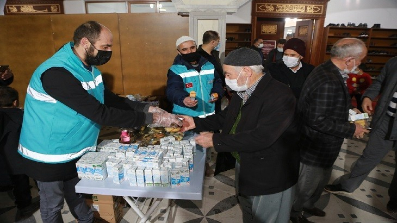 Elazığ Belediyesi Miraç Kandilinde Süt, Kandil Simidi ve Lokum İkram Etti