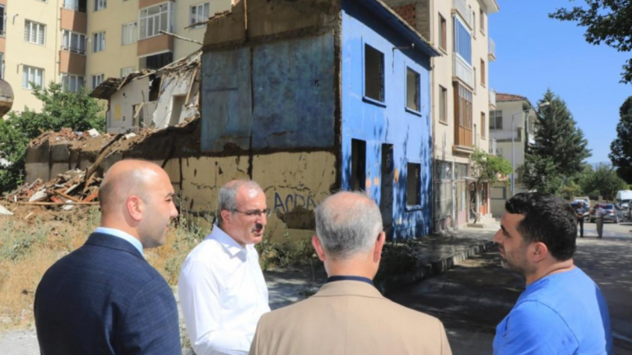 Vali Toraman Yıkım ve Enkaz Kaldırma Çalışmalarını Yerinde İnceledi