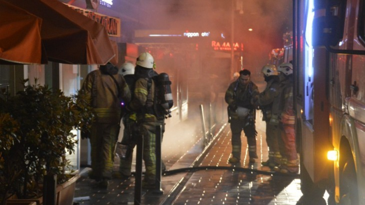 Taksim'deki restoranda çıkan yangın paniğe sebep oldu